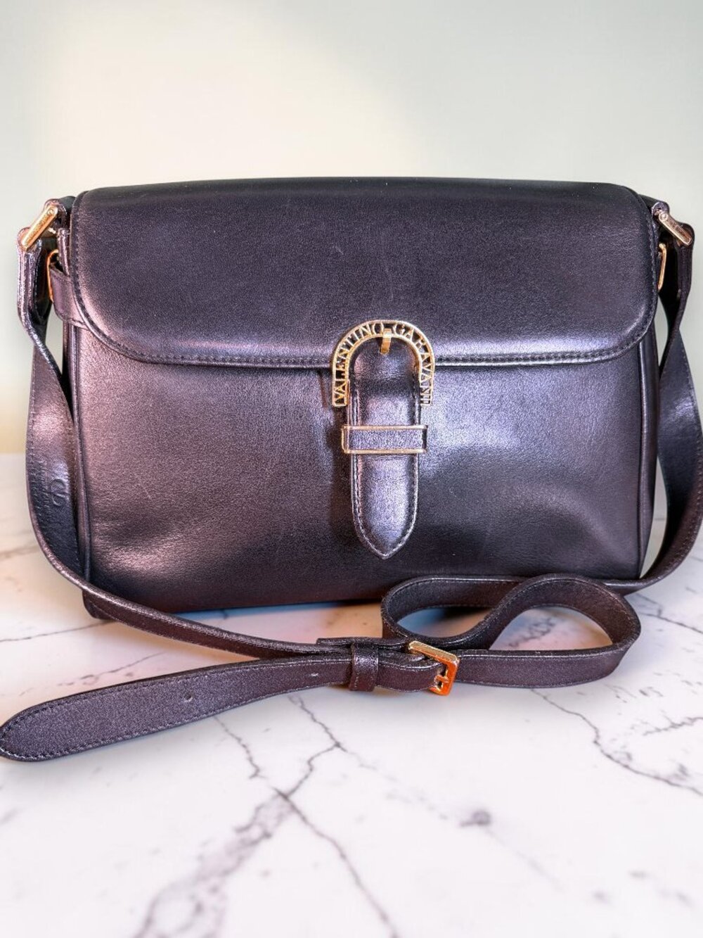 Valentino Garavani Vintage Leather Shoulder Bag w/Iconic Gold Logo Buckle & COA - Picture 15 of 16